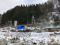 治山工事用ケーブルクレーンが飛騨川左岸に2基並ぶ。岐阜県下呂市