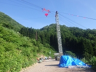 治山工事用ケーブルクレーンの元支柱付近。白川村
