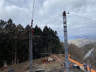 法面工事用ケーブルクレーンの先支柱と第2線の元支柱。中津川市