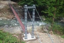 送電線点検用の山岳通路吊橋（新設）。郡上市