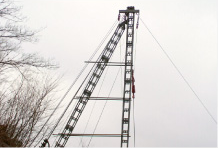 定格荷重０．９ｔ、エンドレスタイラー式ケーブルクレーンのヘッドタワー（元支柱）。岐阜県下呂市。