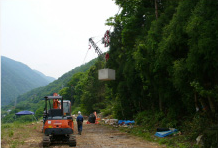 エンドレスタイラー式ケーブルクレーンの中間支柱。荷重試験中。岐阜県飛騨市。