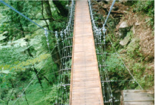 吊橋工事・掛け替え・長野県木曽郡南木曽町　田立天然公園　「田立の滝」へ向かう遊歩道（登山道）の途中。滝の少し手前。