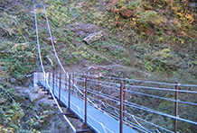 吊橋工事・新設・富山県黒部市。関西電力（株）の送電線鉄塔点検巡視路。一般通行不可。一部吊り一部乗せ橋。歩廊がＦＲＰグレーチング。