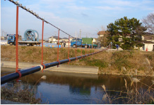 橋梁工事に伴う水道移設の為の簡易水管橋。静岡県。施主：東海鋼管（株）様
