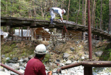 吊橋の点検業務。耐風索の張力を増し揺れを押さえる。岐阜県某キャンプ場。01