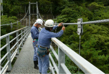 吊橋の点検業務。２０年を経過した吊橋の主索径を計る。岐阜県恵那市。