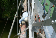 吊橋の点検業務。塗装用の足場を利用して下部構造をすべて点検。岐阜県各務原市。