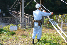吊橋の点検業務。主索クリップの締め付けトルクを点検、増し締め。岐阜県本巣市。