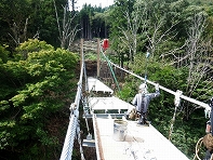 古い吊橋の解体。高山市